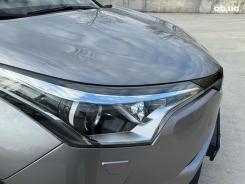 Toyota C-HR 2016 серый - фото 11