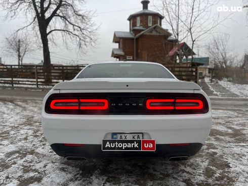 Dodge Challenger 2019 белый - фото 6