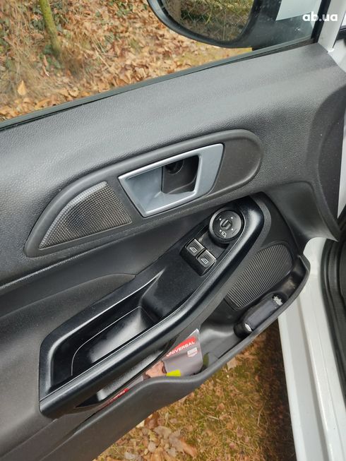 Ford Fiesta 2017 белый - фото 13