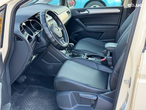 Volkswagen Touran 2018 бежевый - фото 17