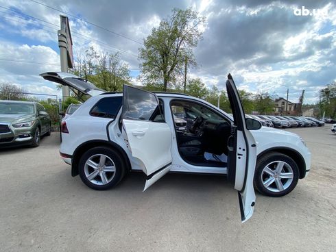 Volkswagen Touareg 2015 белый - фото 28