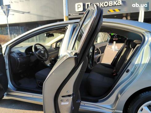 Toyota Avensis 2011 - фото 7