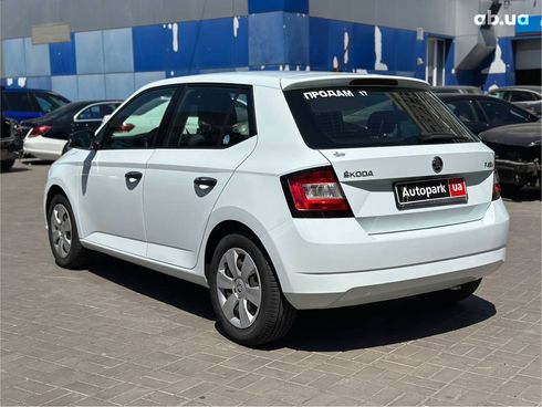 Skoda Fabia 2017 белый - фото 7