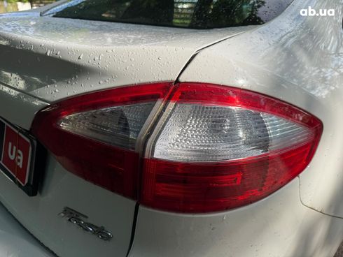 Ford Fiesta 2018 белый - фото 9
