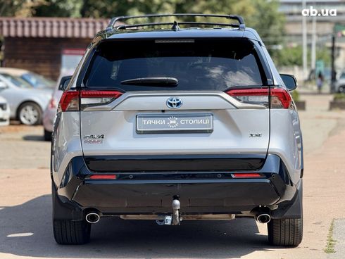 Toyota RAV4 2021 серый - фото 4