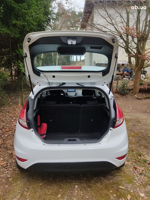 Ford Fiesta 2017 белый - фото 14