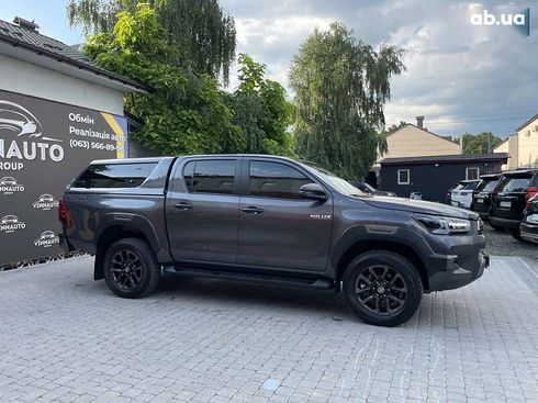 Toyota Hilux 2022 - фото 12