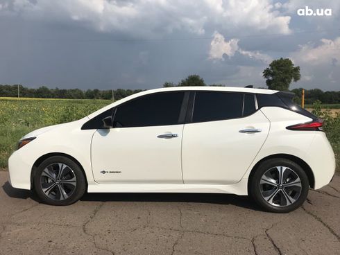 Nissan Leaf 2018 белый - фото 2