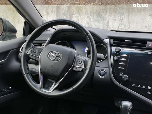 Toyota Camry 2018 серый - фото 31