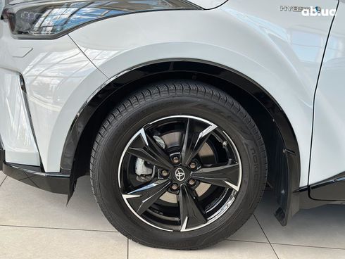 Toyota C-HR 2021 серый - фото 11