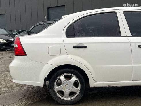 Chevrolet Aveo 2006 белый - фото 15