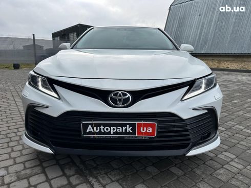Toyota Camry 2021 белый - фото 2