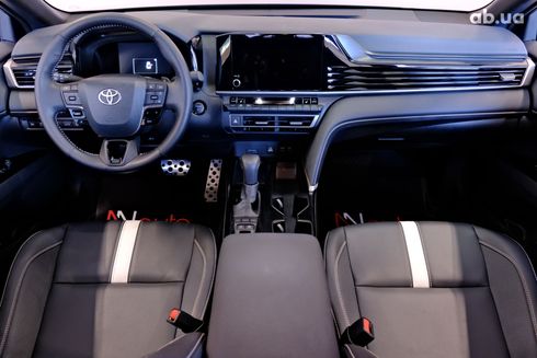 Toyota Camry 2024 серебристый - фото 7