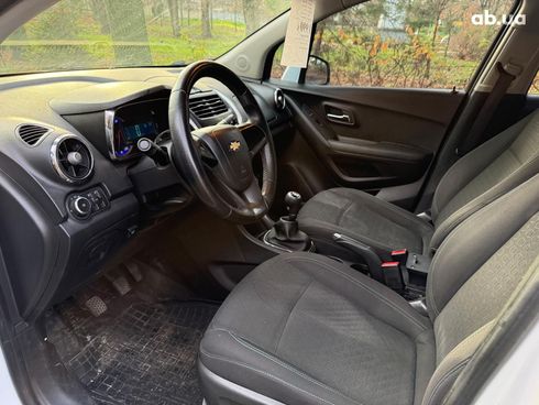 Chevrolet Tracker 2013 белый - фото 25