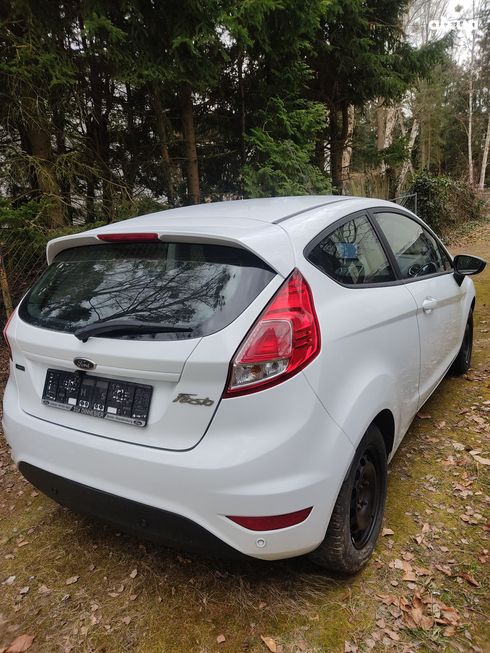 Ford Fiesta 2017 белый - фото 8