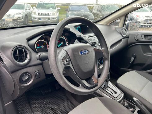 Ford Fiesta 2015 серый - фото 17