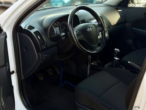 Hyundai i30 2011 белый - фото 9