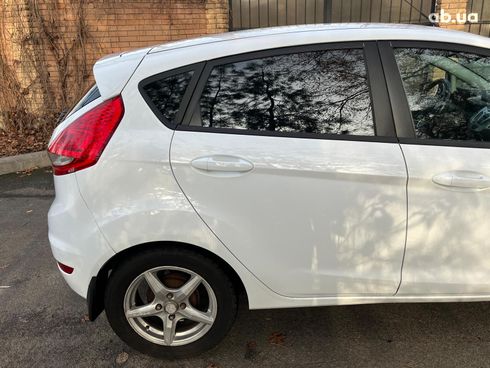 Ford Fiesta 2012 белый - фото 25