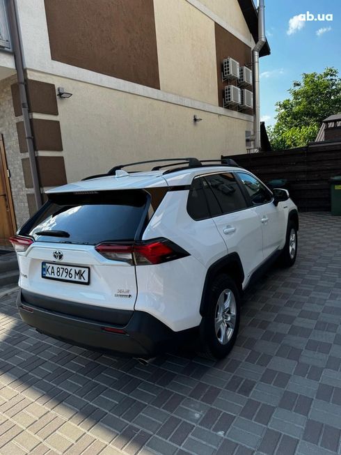 Toyota RAV4 Hybrid 2019 белый - фото 4