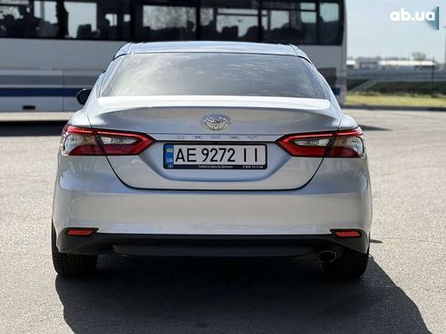 Toyota Camry 2022 - фото 13