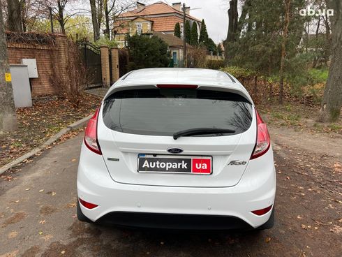 Ford Fiesta 2013 белый - фото 11