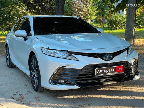 Toyota Camry 2022 белый - фото 4