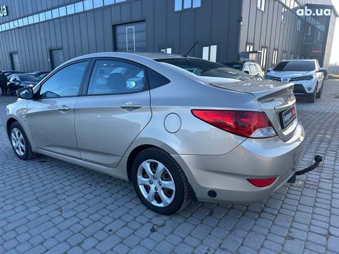 Hyundai Accent 2012 бежевый - фото 4