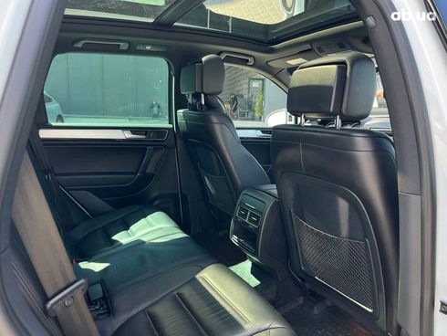 Volkswagen Touareg 2016 белый - фото 12
