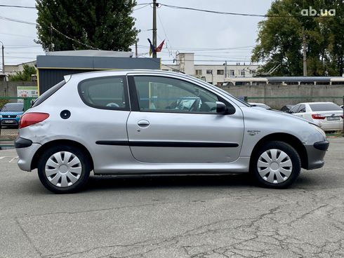Peugeot 206 2002 серебристый - фото 4