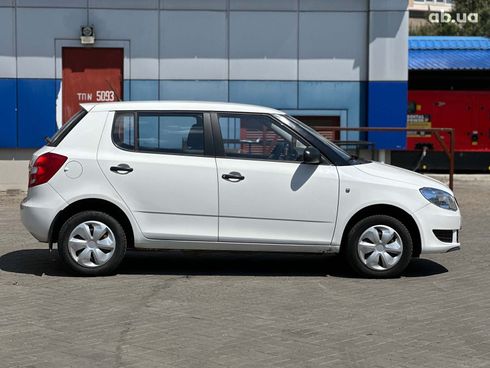 Skoda Fabia 2011 белый - фото 4