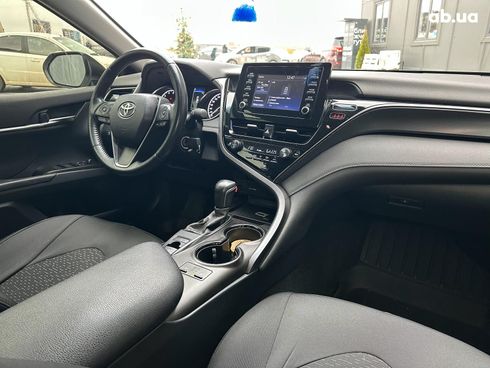 Toyota Camry 2021 белый - фото 17
