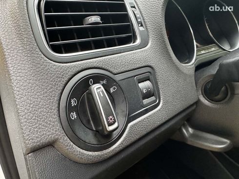 Volkswagen Polo 2015 белый - фото 12