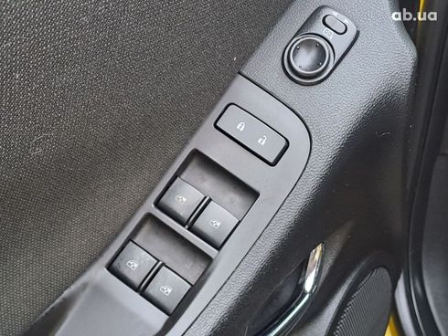 Chevrolet Camaro 2013 желтый - фото 12