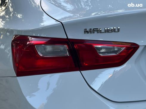 Chevrolet Malibu 2017 белый - фото 10