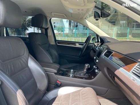 Volkswagen Touareg 2015 белый - фото 25