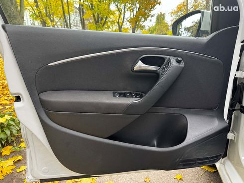 Volkswagen Polo 2015 белый - фото 10