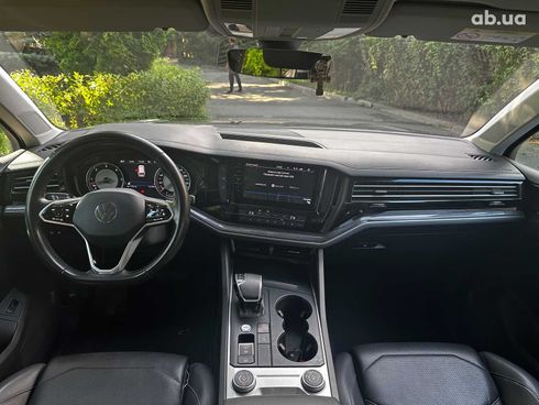 Volkswagen Touareg 2021 серый - фото 26