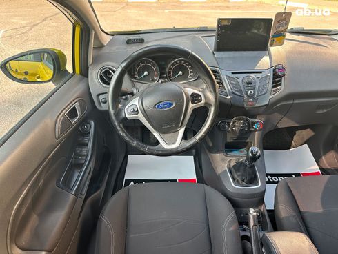 Ford Fiesta 2014 желтый - фото 22
