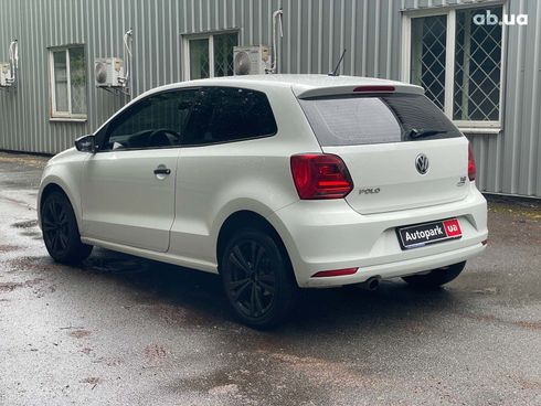 Volkswagen Polo 2015 белый - фото 9