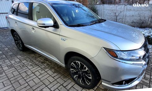 Mitsubishi Outlander PHEV 2017 серебристый - фото 4