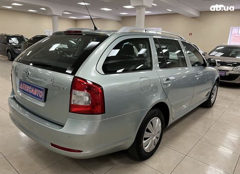 Skoda Octavia 2010 серебристый - фото 9