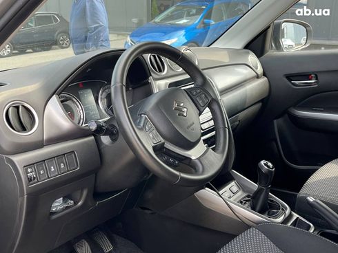 Suzuki Vitara 2019 серый - фото 30