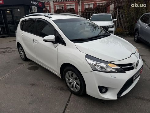 Toyota Avensis Verso 2014 белый - фото 8