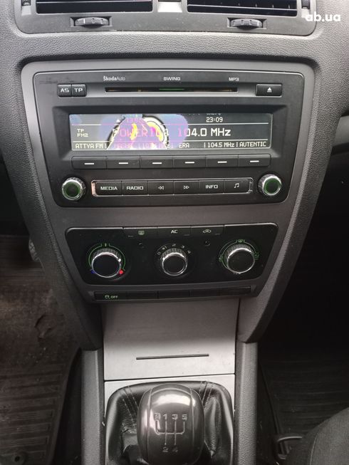 Skoda Octavia 2011 серебристый - фото 8