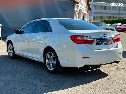 Toyota Camry 2014 белый - фото 8
