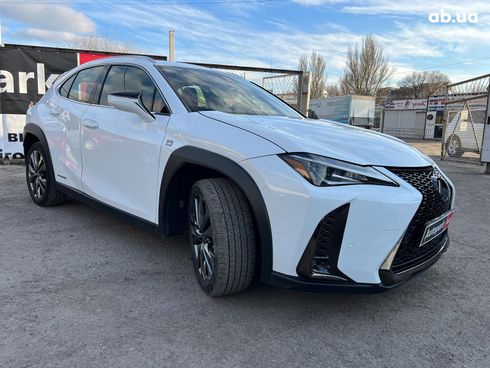 Lexus UX 2018 белый - фото 15