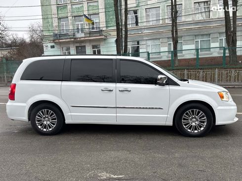 Chrysler town&country 2013 белый - фото 4