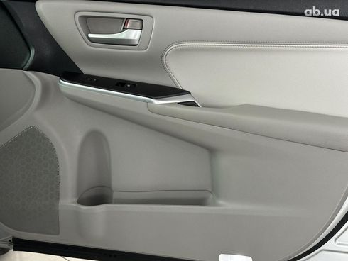 Toyota Camry 2015 серый - фото 26