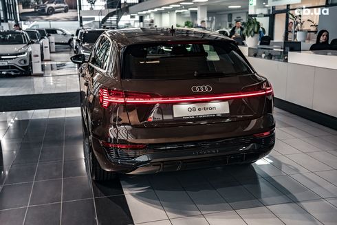 Audi Q8 e-tron 2023 коричневый - фото 5