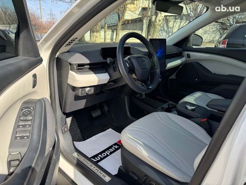 Ford Mustang Mach-E 2021 белый - фото 43